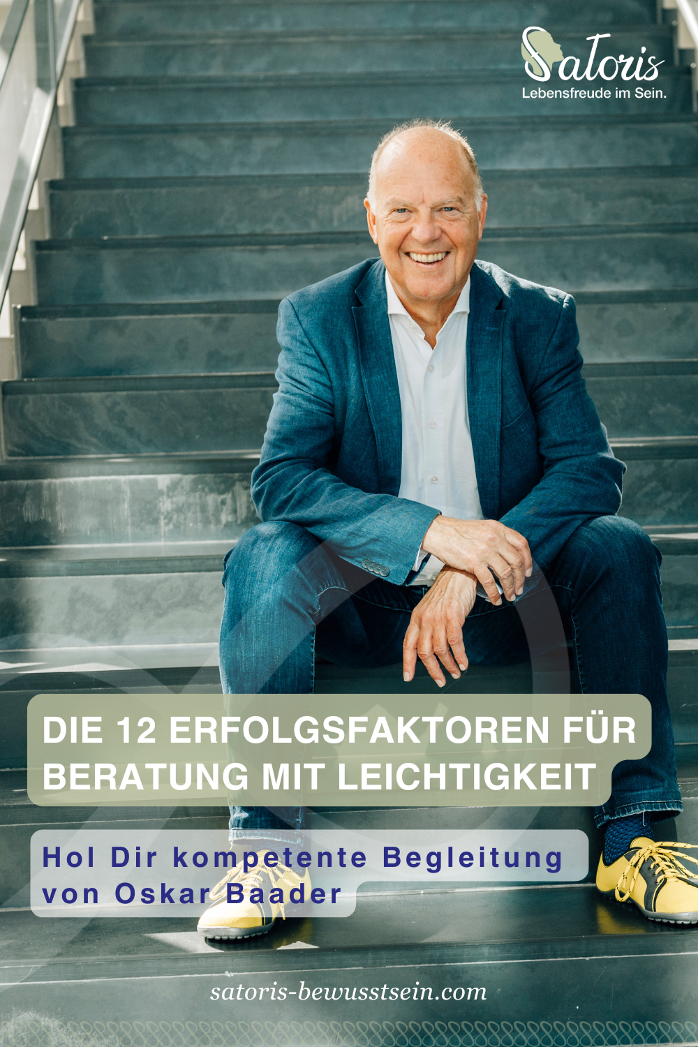 Oskar Baader lächelnd in einem hellen Raum au einer Treppe, symbolisch für Bewusstsein, Transformation und persönliche Entwicklung – Coaching mit Leichtigkeit & Freude. Oskar Baader Coaching – Persönliche Entwicklung, Bewusstsein, Transformation & Leichtigkeit im Business und Alltag.
