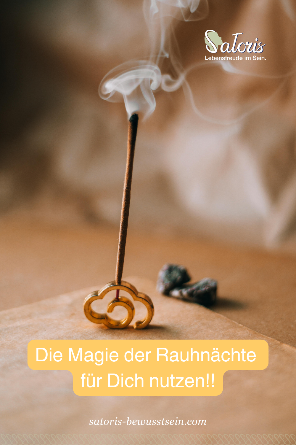 Räucherndes Räucherstäbchen in goldenem Schlüsselhalter – Symbol für Rauhnächte, Bewusstsein und inneren Weg. Klarheit, Schöpferbewusstsein und Lebensfreude im Sein. Dazu kann die Satoris Bewustseins-Akademie Dir verhelfen!